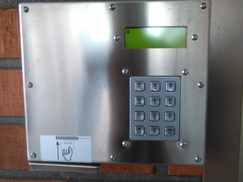 Kuva omatoimikirjaston ulko-ovella olevasta sisäänkirjautumisautomaatista