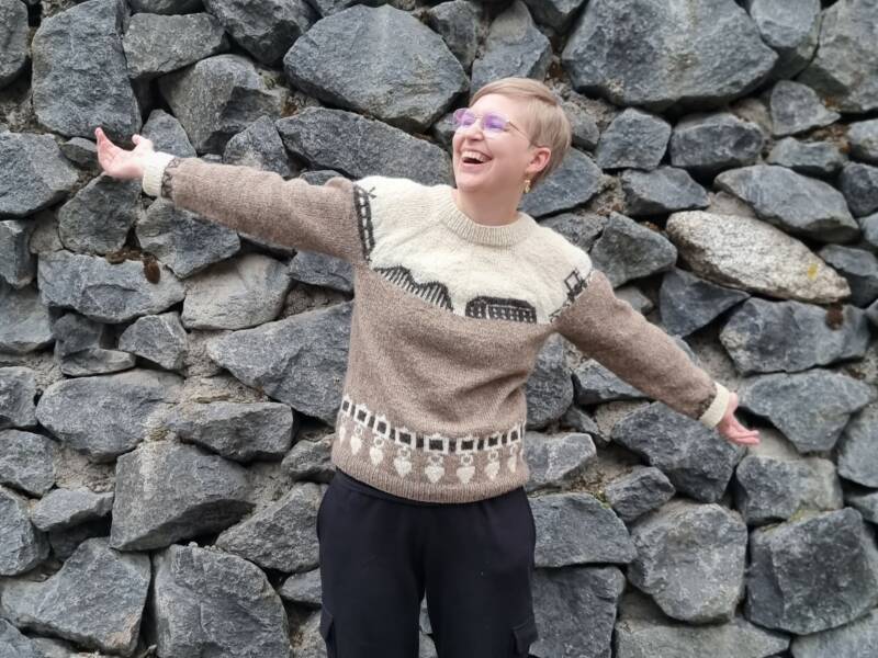 Kuvassa Kauhava-neule naisen yllä.