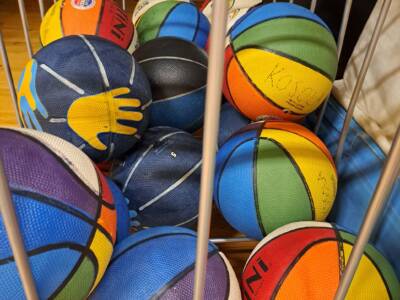värikkäitä koripalloja isossa laatikossa