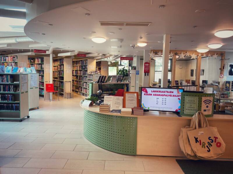 Kortesjärven kirjaston asiakaspalvelutiski