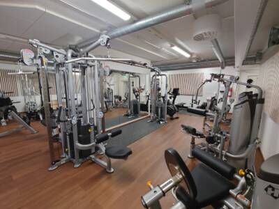 Uusi Alahärmän kuntosali, laitteet odottavat käyttäjiä.