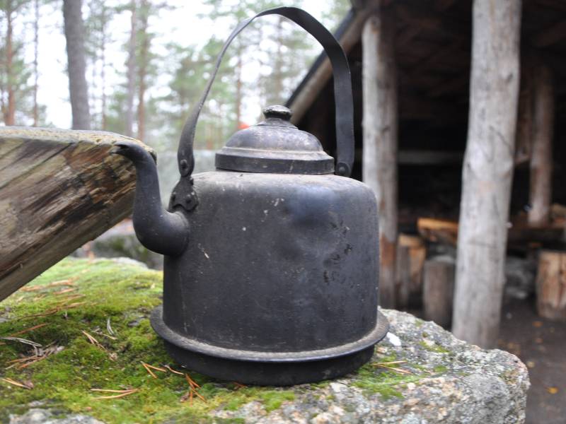 sammaleisen kiven päällä iso musta kahvipannu