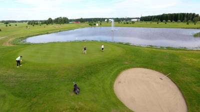 Härmä Golfin radalta ilmakuva, etualalla hiekkaeste, takana lampi.