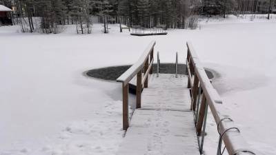 luminen laituri, jonka päässä järvessä avanto