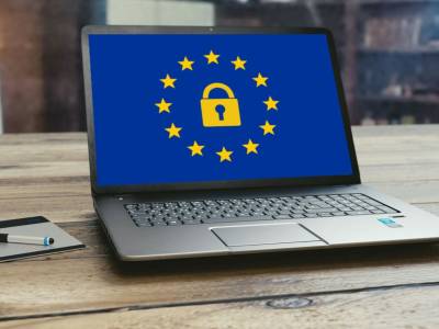 kannettava tietokone, jonka ruudussa tähtiä ympyrässä ja munalukko keskellä