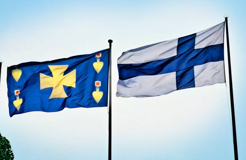 Kauhavan kaupunkilippu vasemmalla, Suomen lippu oikealla