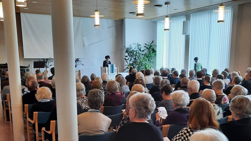 vanhustenviikon juhlassa yleisöä kuvattuna takaapäin