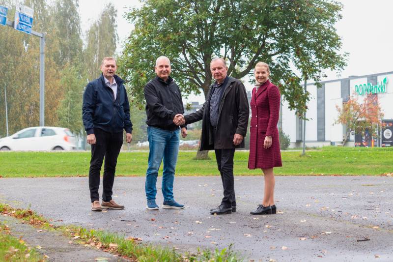 Kauhavan Vuokra-asunnot Oy:n toimitusjohtaja Hannu Ristaniemi, hallituksen puheenjohtaja Jouni Mäenpää, Pohjanmaan Osuuspankin hallituksen puheenjohtaja Harri Takala sekä toimitusjohtaja Hanna Linna.